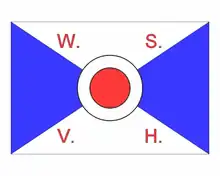 Von rechts und links ragen blaue Dreiecke in die Flagge, die Dreiecke oben und unten sind weiß. In der Mitte ist ein roter Kreis in einem weißen Kreis. In roter Schrift sind die Buchstaben W. S. V. H. zu sehen.