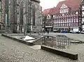 Wasserteppich mit drei Klanglichtstelen