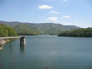 Blick vom Watauga Dam über den Stausee in Richtung Rat Branch Boat Landing