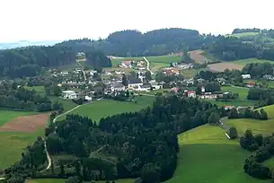 Blick von der Burgruine Waxenberg auf St. Veit