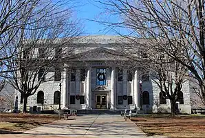 Das Haywood County Courthouse (2013) ist einer von 24 Einträgen des Countys im National Register of Historic Places.