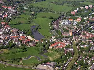 Luftaufnahme Wedels, rechts vom Bahnhof beginnt das Zentrum.