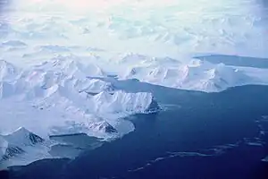Blick in den Hordsund von Südwesten, Isbjörnhamna im Vordergrund links