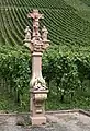 Wegekreuz von 1701 im Lösnicher Weinberg auf der gegenüberliegenden Moselseite.