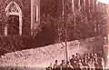 Aufnahme von 1883 mit dem noch erhaltenen Wegekreuz von 1727 unweit der Pfarrkirche.