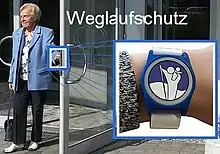 Weglaufschutz: Eine Seniorin verlässt das Gebaeude mit Weglaufschutz am Handgelenk