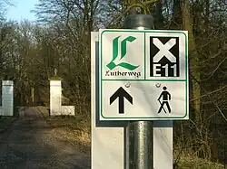 Gemeinsames Wegzeichen des E11 und des Lutherwegs Sachsen-Anhalt am Sieglitzer Berg