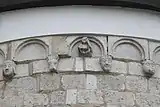 Konsolen an der Apsis, Halbfigur mit Buch