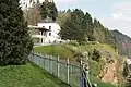 Das Weißhaus auf den Sandsteinfelsen über dem Moseltal