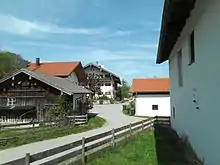 Weickersing, Dorfpartie mit Bauernhaus und Kastanie