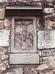 St. Nikolaus in Groß Schwülper (Landkreis Gifhorn), Nachbildung über dem Eingangsportal.(Das datierte Original, um 1489, befindet sich in der Kirche.)
