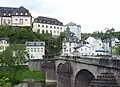 Weilburg:Steinerne Lahnbrücke mit Schloss links oben