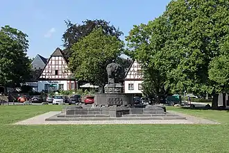 Der 2013 wiedererrichtete Weinbrunnen in den Rheinanlagen vor dem Weindorf