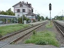 Bahnhof Weisenheim am Sand, links das Empfangsgebäude