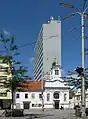 Welsche Kirche mit Telekom-Tower im Hintergrund