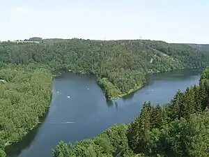 Blick von angrenzender Staumauer der Rappbode-Talsperreauf den Westteil des Stausees Wendefurth