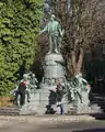 Die Bronzefiguren im Größenvergleich zu Menschen