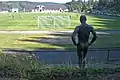 „Der nackte Mann auf dem Sportplatz“