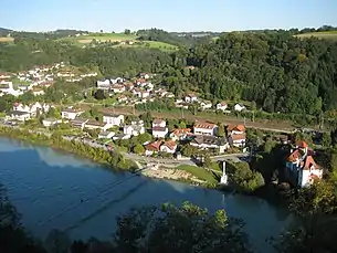 Blick von Schloss Neuburg am Inn auf Wernstein am Inn