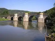 Blick flussabwärts auf die Werra mit dem mittleren Brückenteil