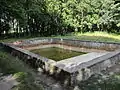 Reste des ehemaligen Löschwasserreservoirs, der einzige Bau, welcher weder von den Nazis selbst, noch von der roten Armee gesprengt wurde.