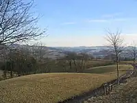 Granodiorit-Landschaft (Richtung Mörlenbach) mit östlich angrenzender Trommgranit-Kette (Schimmelberg-Götzenstein) und dem Buntsandstein-Hardberg in der Mitte
