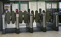 Ticketbarrieren in der Station West Kensington, die gelben Leser sind für die Oyster Card.