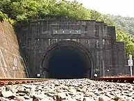 Westportal des Zentraltunnels (中央隧道) der Eisenbahn