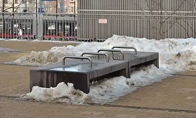 Betonbänke vor dem Wiener Westbahnhof