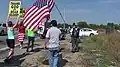 Gegenprotest mit US-Fahne