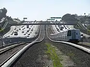 Verkehrswegebündelung mitU-Bahn (BART) in Mittellage zwischen den Richtungsfahrbahnen einer Autobahn (Interstate 580)