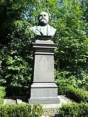 Rudolf-Lion-Denkmal auf dem Jahnsportplatz im Westend
