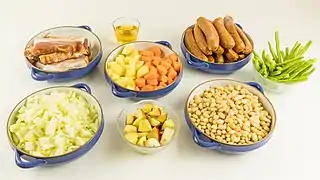 Hauptzutaten: Speck, grüne und weiße Bohnen, Kartoffeln, Karotten, Äpfel und Birnen, Zwiebeln, Mettenden und Apfelessig