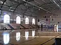 einfahrbare Tribüne in einer Sporthalle