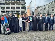 Vertreter von sieben Religonsgemeinschaften bei der Enthüllung der Friedenstaube vor dem Neuen  Rathaus in Linz.