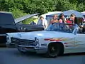 Weißer Cadillac mit Flammen