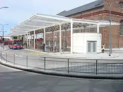 Teilansicht des Busbahnhofs White City, im Hintergrund eines der Dimco Buildings (2009)
