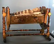 Wiege (1585) mit Fatschenkind des 18. Jahrhunderts (Bayerisches Nationalmuseum, München)