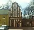 Wiekhaus Fischerburg in der Stadtmauer von Friedland mit Backsteingiebel und gotischer Blendarchitektur