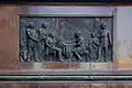 Linkes Relief am Sockel