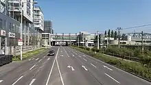 Vor der Verkehrsstation Wien Handelskai