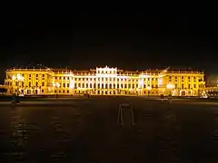 Nächtliche Beleuchtung. Diese gibt in etwa den Eindruck der josephinischen Fassung wieder (Am Foto übermäßig farbstark)