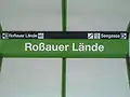 Modernes Design der Stationsbezeichnung der U4 in der Station Roßauer Lände und …