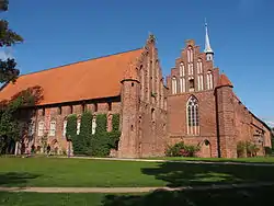 links Klostergebäude, rechts Klosterkirche mit dem Nonnenchor