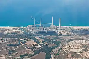 Das Kraftwerk Orot Rabin mit Pier