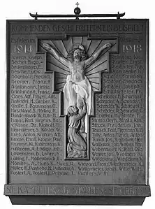 Ehrentafel der Rektoratschule Steinheim (Westfalen) für die im Ersten Weltkrieg gefallenen Schüler, 1928l. Rohfertige Bildhauerarbeit „Der auferstandene Christus als Herr über Leben und Tod“ als kreuzförmiges Kernstück r. Fertige Gemeinschaftsarbeit des Paul Ondrusch (mittlere Skulptur), der Kunsttischlerei Anton Spilker sen. (Tischlerarbeiten) und Anton Spilker jun. (Inschriften)