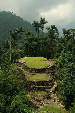 Zentraler heiliger Platz (La Capilla) der Ciudad Perdida. Von den ursprünglichen Wohnhäusern sind nur die Natursteinfundamente erhalten geblieben.