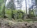 Wilde­leut­stein zwischen Wünsch­michel­bach und Bärsbach (östlich des Eichelbergs). Nach einer Sage wohnten in der Höhle einst Waldleute, die den Bauern bei der Arbeit halfen und dafür Nahrung erhielten.