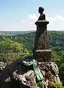 Wilhelm-Hauff-Denkmal beim heutigen Schloss Lichtenstein am Albtrauf