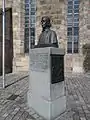 Wilhelm-Löhe-Büste auf dem Kirchenplatz in Fürth